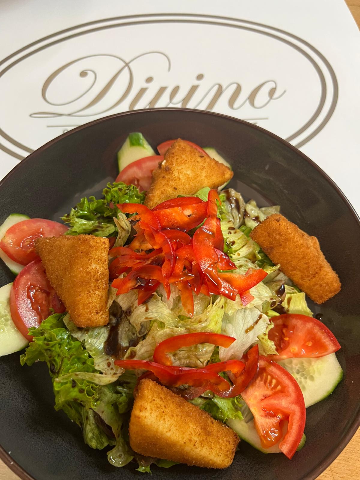 Salat mit paniertem Fetakäse
