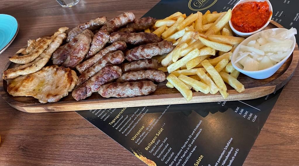 Grillteller mit Ajvar & Pommes
