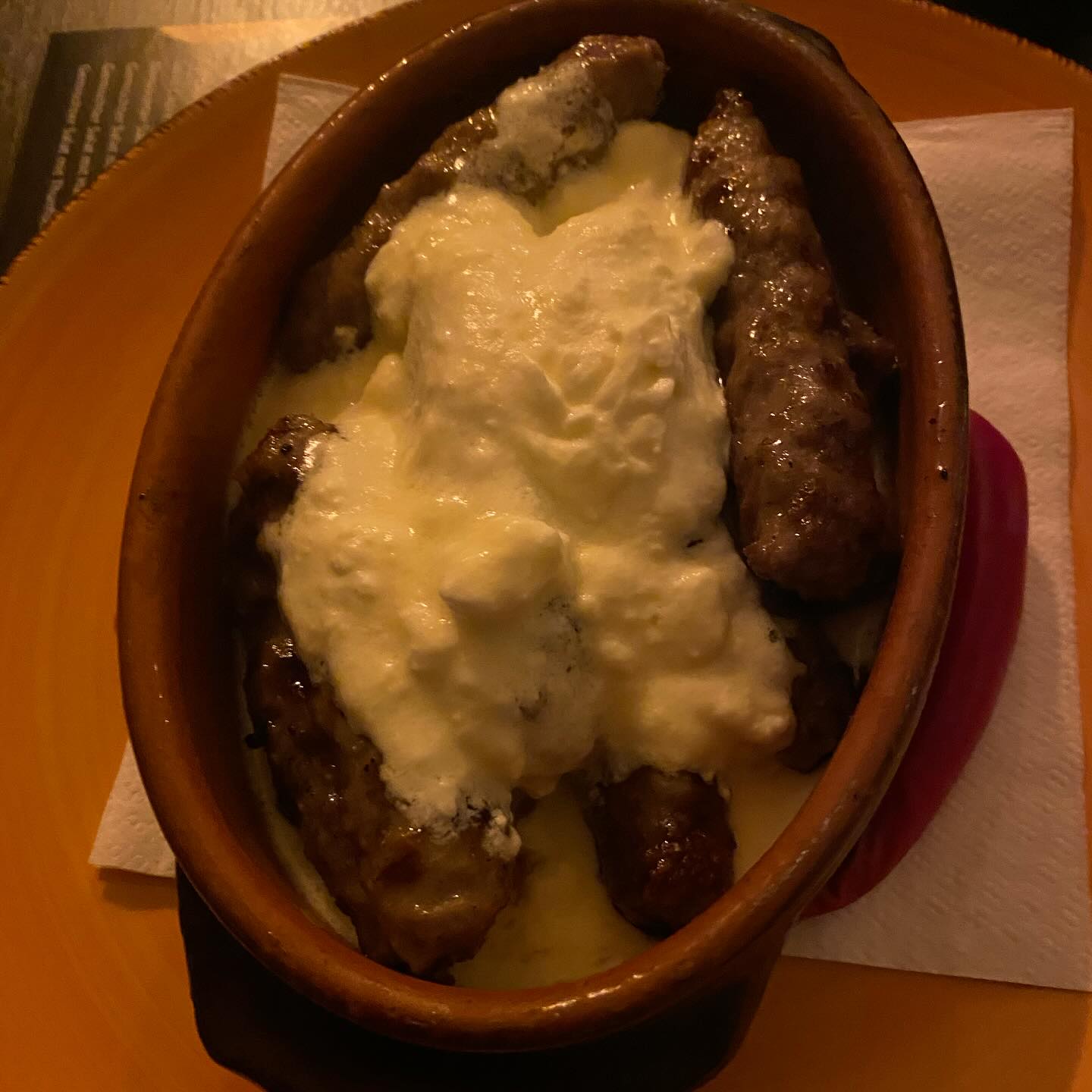 Cevapcici mit Kajmak im Schälchen
